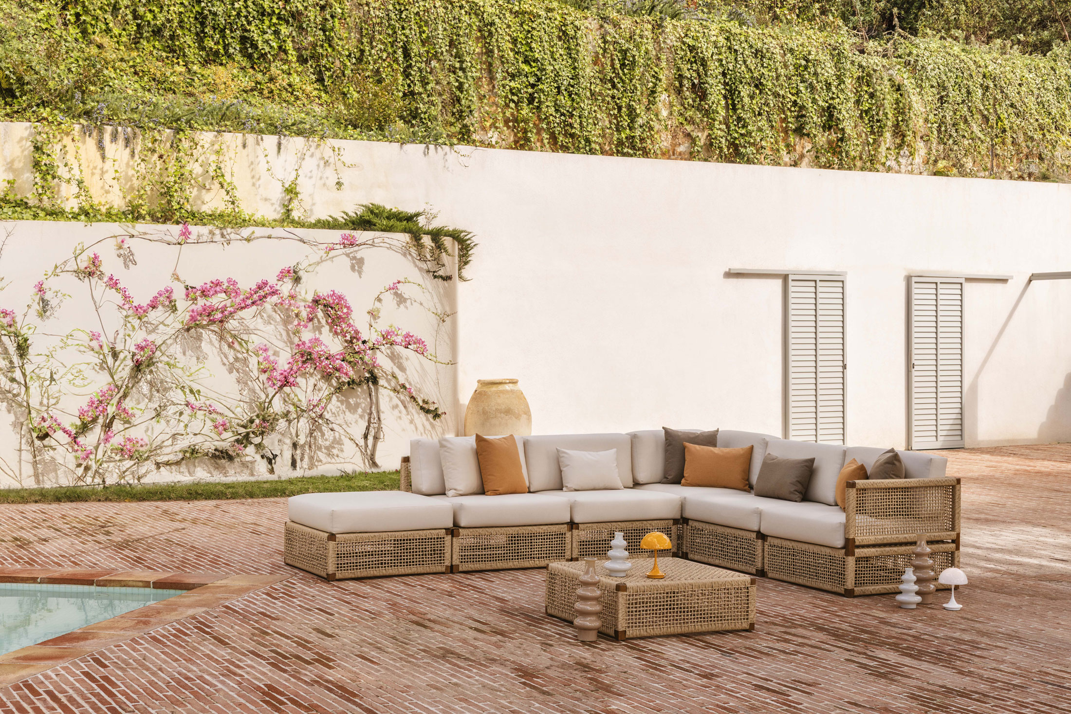 ambiente-sofa-modular-cub-mesa-cub-cojines-exterior-cub-lampara-panthella-louis-poulsen-pilma
