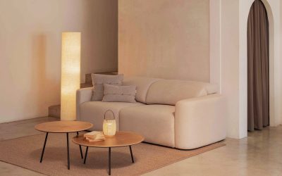 Un sofà amb seients extensibles amb sistema elèctric i respatller multiposició